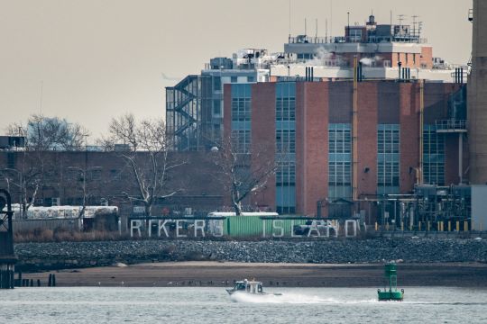 Preso saltó al vacío en Rikers Island de Nueva York; estaba acusado de matar a su novia