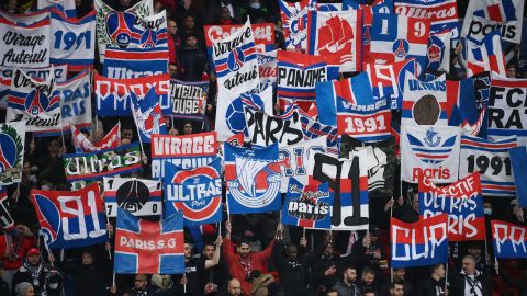 Los aficionados franceses denunciaron excesos y abusos en las requisas.