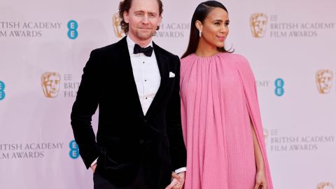 Tom Hiddleston y Zawe Ashton durante la ceremonia de los premios BAFTA 2022.