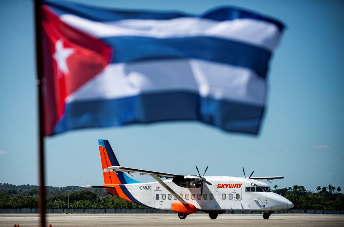 Un avión con suministros enviados por cubanos en Estados Unidos en el Aeropuerto Internacional José Martí.  