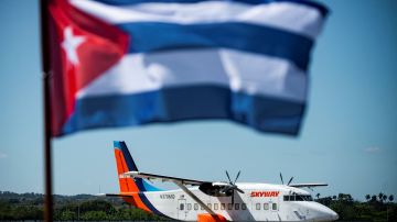 Un avión con suministros enviados por cubanos en Estados Unidos en el Aeropuerto Internacional José Martí.