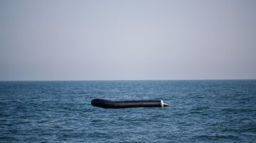 El kayak inflable del hombre británico volcó en el Canal de la Mancha.
