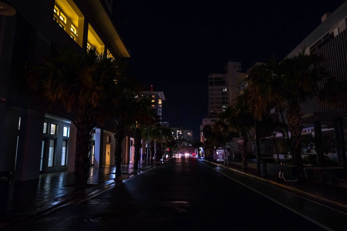 La zona comercial de El Condado, en la capital de Puerto Rico, afectado por la falta de energía eléctrica.  