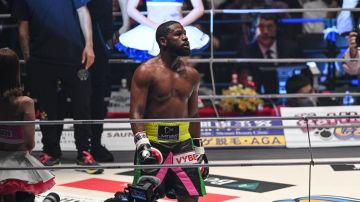 Floyd Mayweather luce victorioso luego de su última pelea ante el peleador de MMA Mikuru Asakura.