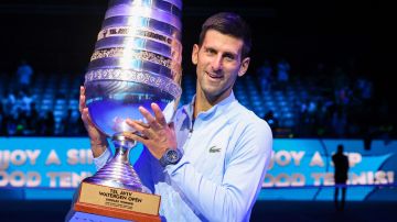 Novak Djokovic con su trofeo del Tel Aviv Watergen Open 2022.