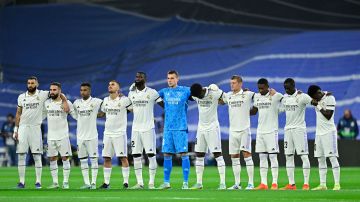 Los jugadores del Real Madrid rindiendo un minuto de silencio por los fallecidos en Indonesia.