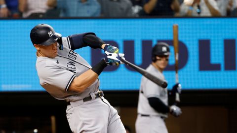 Aaron Judge marcó su cuadrangular 62 en el primer inning del encuentro entre New York Yankees y Texas Rangers.