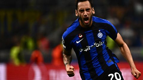 Hakan Calhanoglu celebra luego de anotar el único gol del partido ante FC Barcelona.