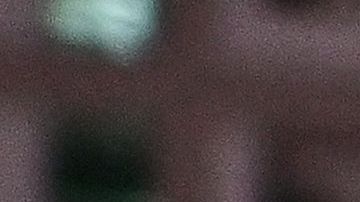 El personal de rescate lleva el ataúd de una víctima en la morgue del hospital en Udon Thani.