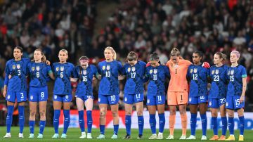 Jugadoras de EE.UU. e Inglaterra unen fuerzas para luchar contra la violencia sexual en el fútbol