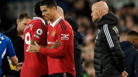 Cristiano Ronaldo ingresa al terreno de juego en el encuentro ante Everton por Premier League.