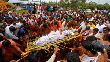 La gente lleva el cadáver de Babiya, el cocodrilo del templo del lago Ananthapura, para su entierro en el estado indio de Kerala.