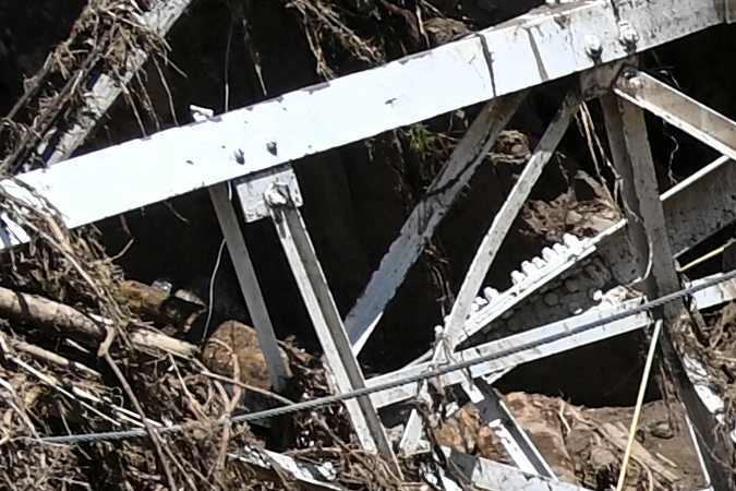 Members of a rescue team search through the rubble of destroyed houses for victims or survivors after a landslide during heavy rains in Las Tejerias, Aragua state, Venezuela, on October 10, 2022. - A landslide in central Venezuela left at least 22 people dead and more than 50 missing after heavy rains caused a river to overflow, Vice President Delcy Rodriguez said Sunday. (Photo by Yuri CORTEZ / AFP) 