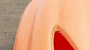 Un actor vestido como Michael Myers asiste al estreno a la prensa de la película Halloween Ends.