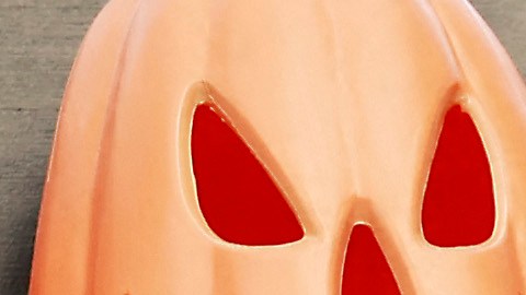 Un actor vestido como Michael Myers asiste al estreno a la prensa de la película Halloween Ends.