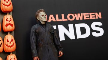 Un actor vestido como Michael Myers asiste al estreno a la prensa de la película Halloween Ends.