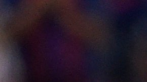 Jugadores del FC Barcelona abandonan visiblemente frustrados el terreno de juego.