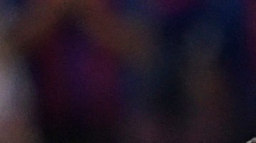 Jugadores del FC Barcelona abandonan visiblemente frustrados el terreno de juego.