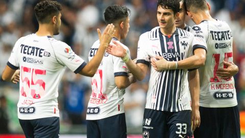 Jugadores de Monterrey celebran la clasificación a semifinales de la Liga MX.