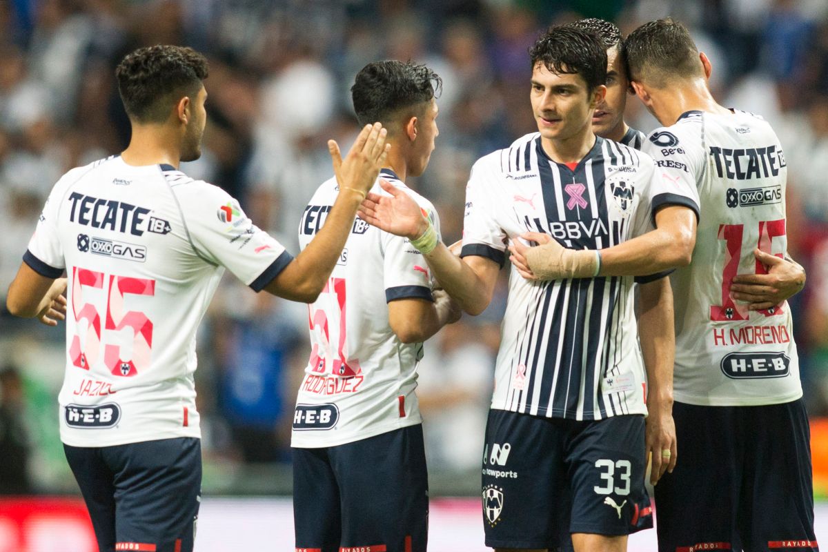 Jugadores de Monterrey celebran la clasificación a semifinales de la Liga MX.
