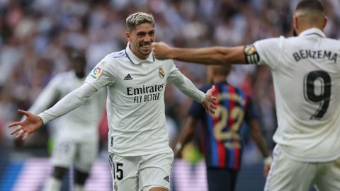 Fede Valverde celebrando su gol con Benzema.