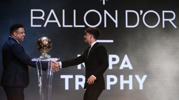 El jugador del FC Barcelona, Gavi, fue llamado por Ronaldo Nazario para recibir el trofeo.
