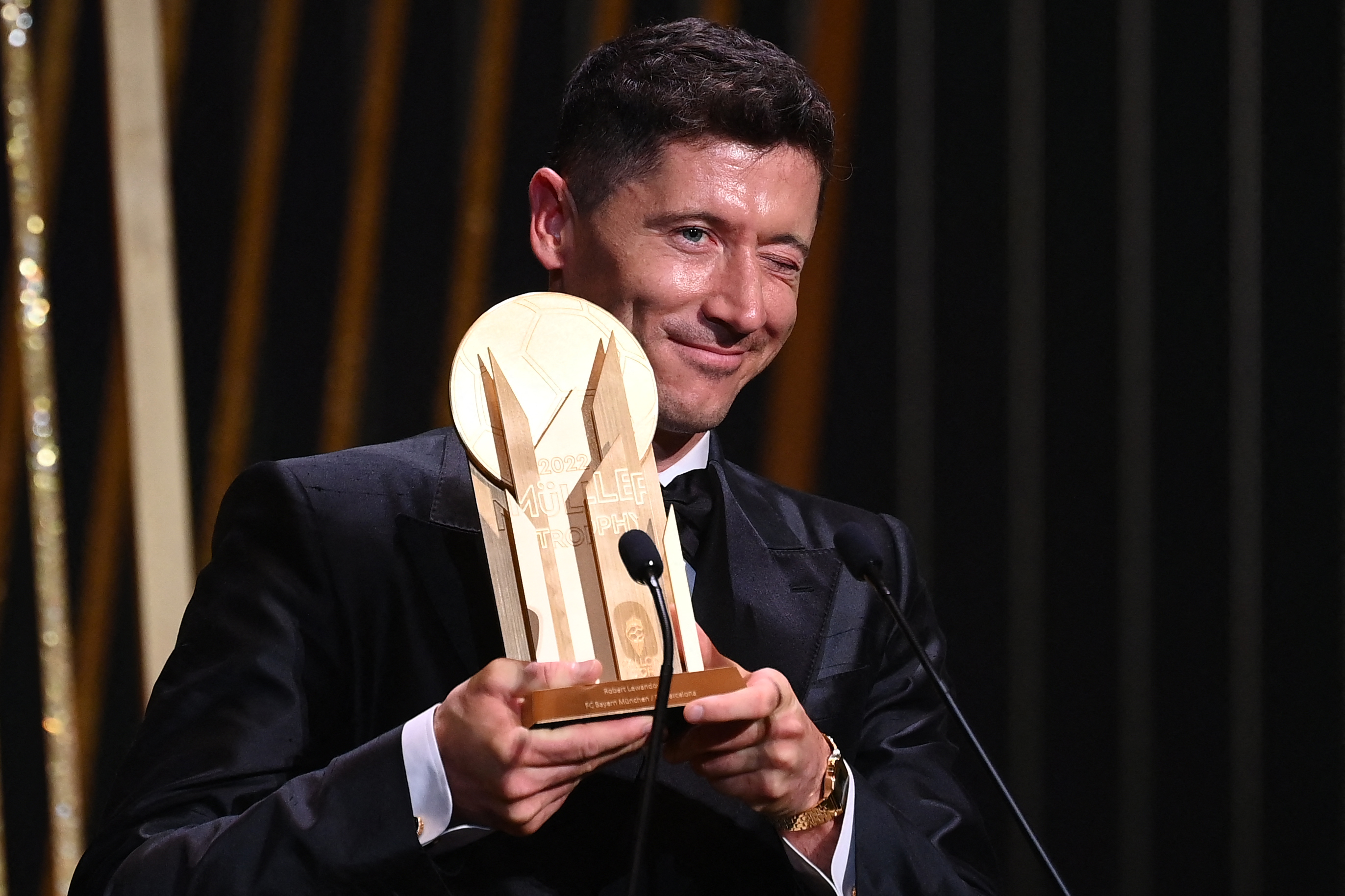 Robert Lewandowski Utilizó En La Gala Del Balón De Oro Un Reloj Casio ...