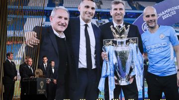 El director deportivo de Manchester City, Txiki Begiristain recibe el premio al Mejor Equipo del año junto a Kevin De Bruyne y Ederson Moraes.