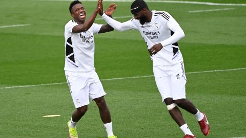 Vinicius Jr. (L) y Antonio Rüdiger (R) durante un entrenamiento del Real Madrid.