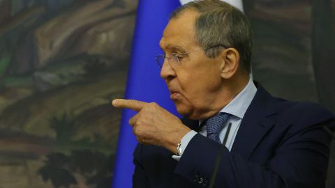 El Ministro de Relaciones Exteriores de Rusia, Sergei Lavrov, asiste a una conferencia de prensa conjunta con el Secretario General de la Organización para la Cooperación Islámica.