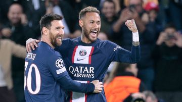 Lionel Messi (L) celebra uno de los goles con Neymar (R) ante Maccabi Haifa.