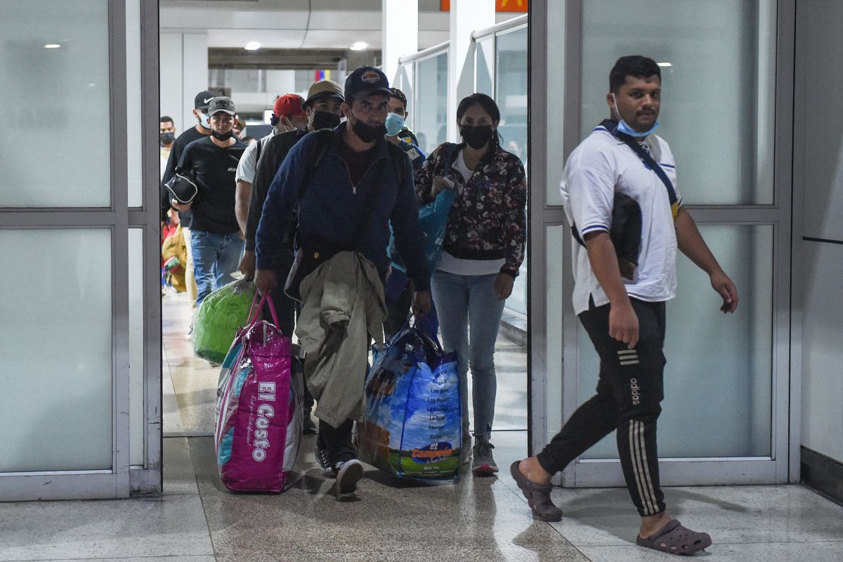Migrantes irregulares venezolanos están llegando a un albergue temporal de la Embajada de Venezuela, en la capital panameña, para gestionar su retorno voluntario a su país