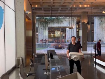 Musk llegó a la sede de Twitter a principios de esta semana con un lavabo.