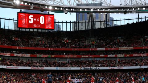 La derrota 5-0 con el ahora líder de la Premier League, Arsenal, hundió al Forest al fondo de la tabla.