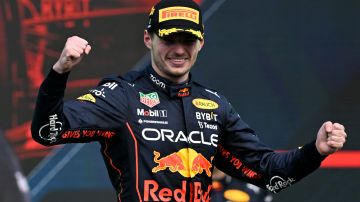 Max Verstappen celebra luego de la premiación en el Gran Premio de México.