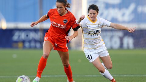 Mana Shim (L) durante su etapa como jugadora de Houston Dash en 2020.