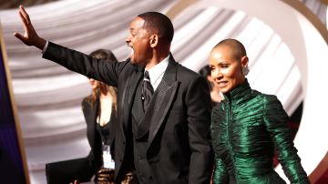 En la imagen aparecen Will Smith y Jada Pinkett en la alfombra roja de los Óscar.