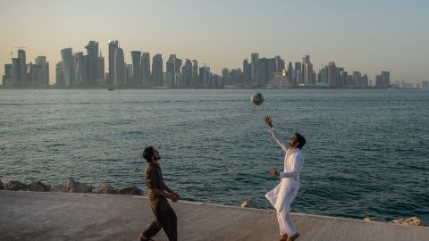 El comercial está ambientado en Qatar.