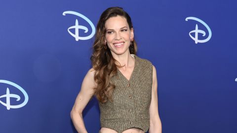 Hilary Swank espera mellizos con su esposo, Philip Schneider.