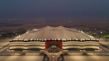 Vista aérea del Estadio Al Bayt al amanecer el 19 de junio de 2022 en Al Khor, Qatar.