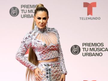 Ninel Conde luce al máximo sus atributos en microbikini rosado - El