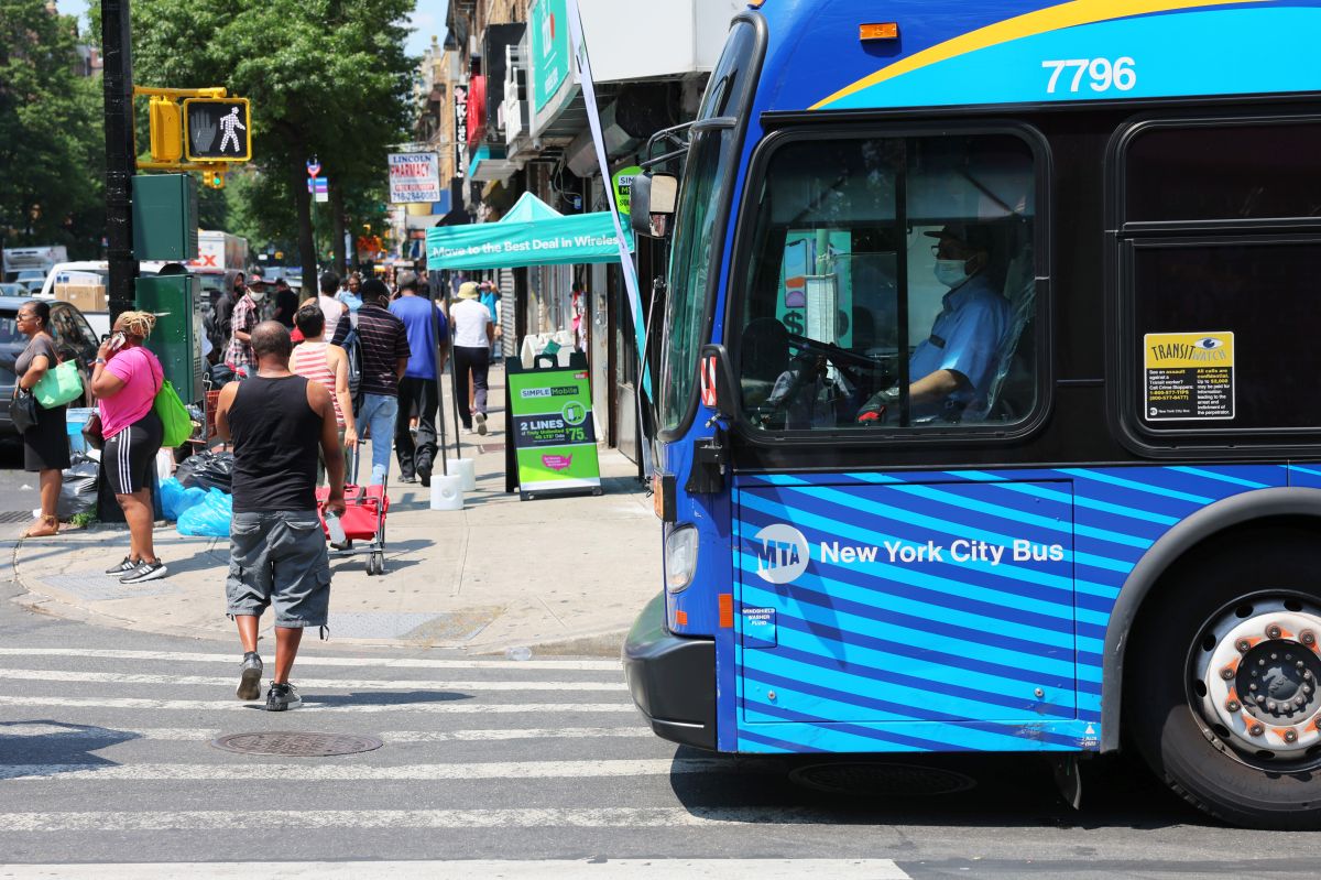 Autobús MTA en Flatbush, Brooklyn, verano 2022.