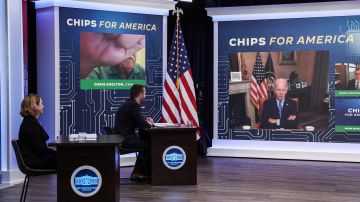 El presidente Biden celebra inversiones para la producción de chips en EE.UU.