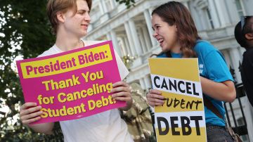 Beneficiarios del programa de alivio de deuda estudiantil agradecen a la Administración Biden por la iniciativa.