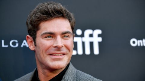 Zac Efron lucía irreconocible en las imágenes detrás de escena de su próxima película, 'The Iron Claw', basada en la vida del famoso luchador Kevin Von Erich.