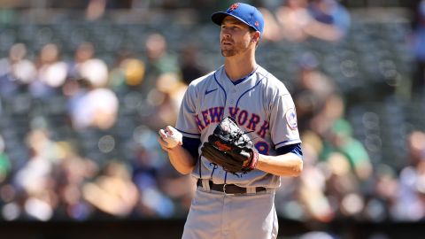 Jacob deGrom no lució de la mejor manera en la serie ante Atlanta Braves.