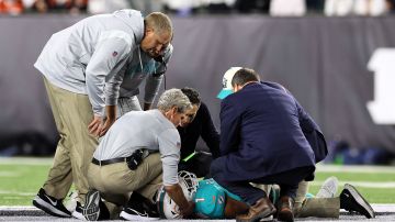 El cuerpo médico de Miami Dolphins atiende a Tua Tagovailoa tras la lesión sufrida ante Cincinnati Bengals.