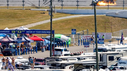 El automóvil de Anderson encendido en llamas durante la NASCAR Camping World Truck.