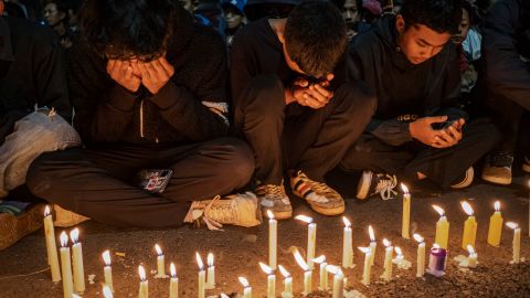 Cientos de personas se congregaron a las afueras del estadio para orar por los fallecidos.