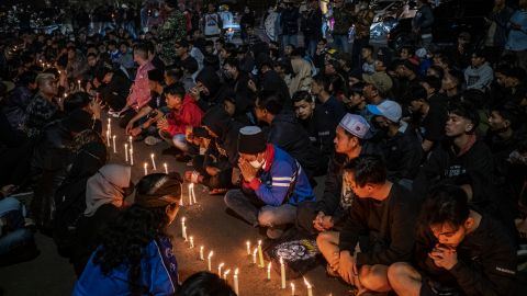 Luego de los hechos miles de fanáticos se reunieron a pedir justicia y rezar por los fallecidos.